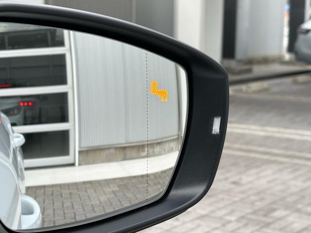 Ｔ－ロック ＴＤＩ　４モーション　ブラックスタイル　登録済未使用車　ＩＱライト　ＡＣＣ　トラベルアシスト　デジタルメーター　Ａｐｐ－Ｃｏｎｎｅｃｔ　ワイヤレスチャージ　電動リヤゲート　ブラックルーフ　障害物センサー　ブラインドスポット　新車保証継承（23枚目）