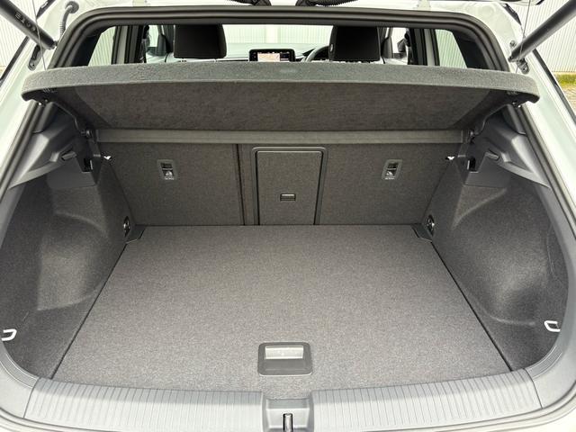 Ｔ－ロック ＴＤＩ　４モーション　ブラックスタイル　登録済未使用車　ＩＱライト　ＡＣＣ　トラベルアシスト　デジタルメーター　Ａｐｐ－Ｃｏｎｎｅｃｔ　ワイヤレスチャージ　電動リヤゲート　ブラックルーフ　障害物センサー　ブラインドスポット　新車保証継承（49枚目）