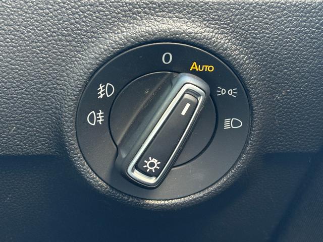ライトスイッチは直感的な操作が可能なダイヤル式を採用。オートライト機能付きで夜道やトンネルでも手を煩わせません。