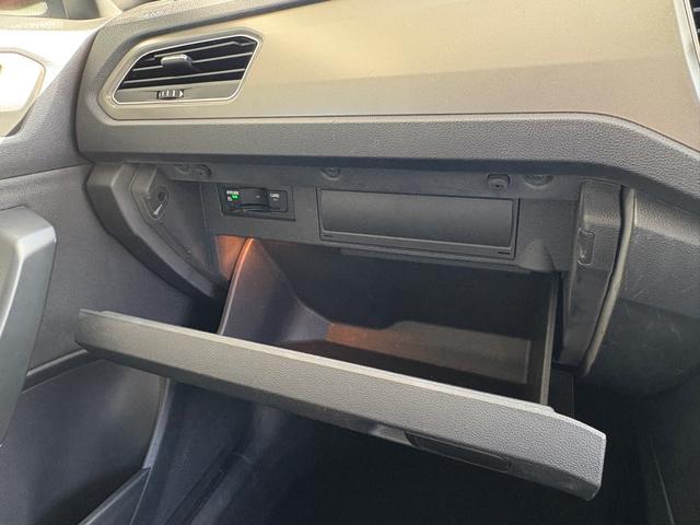 ＶＷらしい実用性、助手席前のグローブボックス。ＥＴＣ車載器が収納されています。