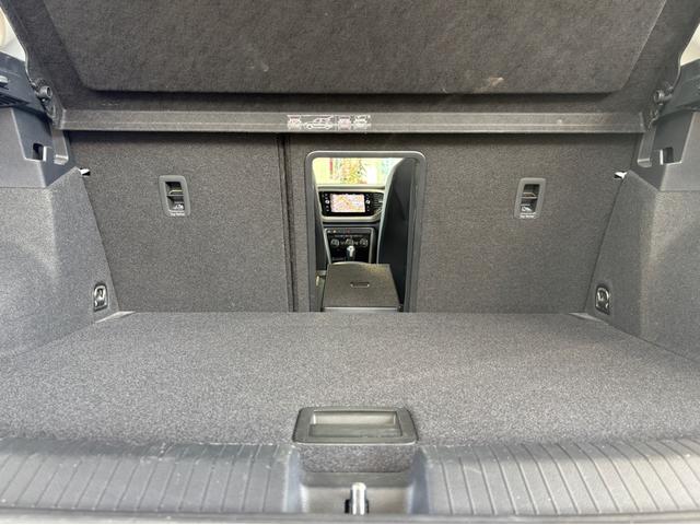 トランクスルー機能を利用して、リヤシートを格納することなく、長尺物を積載できます。