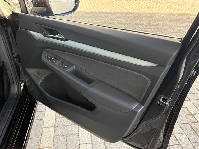 �^�]�ȃh�A�g�����B�h�A�|�P�b�g�ɂ̓y�b�g�{�g�����u����X�y�[�X���m�ۂ���Ă��܂��B