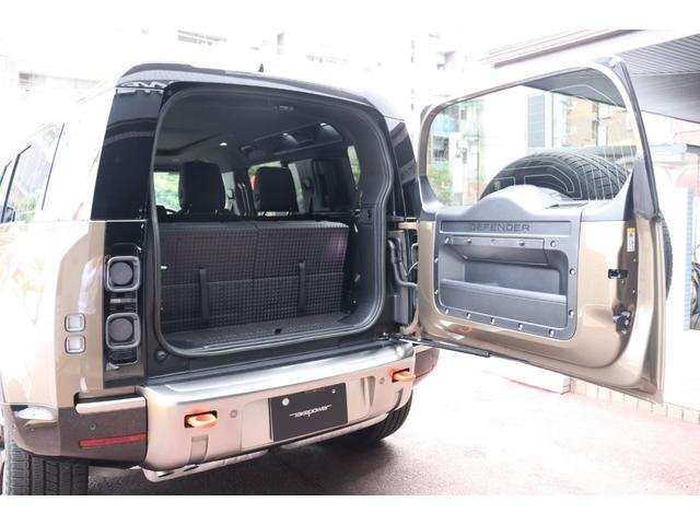 ディフェンダー １１０Ｘ　Ｄ３００　ビンテージチタン／エボニーウィンザーレザーシート　グロスブラックシグネクチャーグラフィック　ファミリーコンフォートパック　２２インチＡＷ　サイドステップ　エアサス　サンルーフ　禁煙車（25枚目）