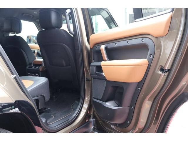 ディフェンダー １１０Ｘ　Ｄ３００　ビンテージチタン／エボニーウィンザーレザーシート　グロスブラックシグネクチャーグラフィック　ファミリーコンフォートパック　２２インチＡＷ　サイドステップ　エアサス　サンルーフ　禁煙車（30枚目）