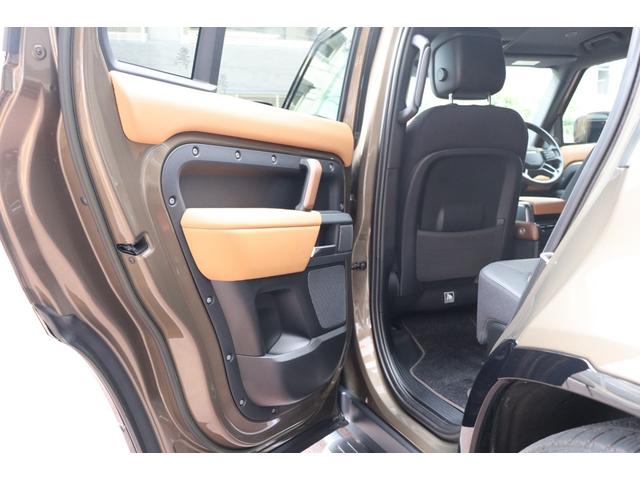 ディフェンダー １１０Ｘ　Ｄ３００　ビンテージチタン／エボニーウィンザーレザーシート　グロスブラックシグネクチャーグラフィック　ファミリーコンフォートパック　２２インチＡＷ　サイドステップ　エアサス　サンルーフ　禁煙車（40枚目）