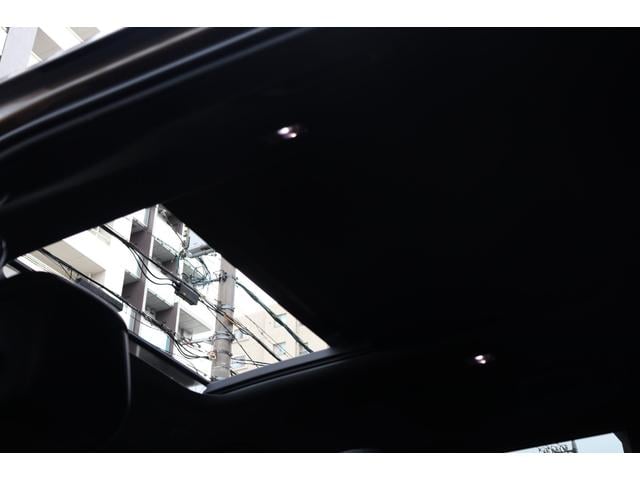 ディフェンダー １１０Ｘ　Ｄ３００　ビンテージチタン／エボニーウィンザーレザーシート　グロスブラックシグネクチャーグラフィック　ファミリーコンフォートパック　２２インチＡＷ　サイドステップ　エアサス　サンルーフ　禁煙車（45枚目）
