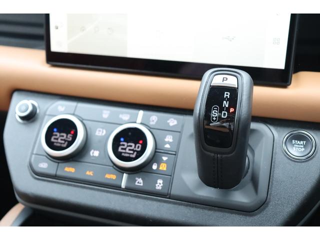 ディフェンダー １１０Ｘ　Ｄ３００　ビンテージチタン／エボニーウィンザーレザーシート　グロスブラックシグネクチャーグラフィック　ファミリーコンフォートパック　２２インチＡＷ　サイドステップ　エアサス　サンルーフ　禁煙車（52枚目）