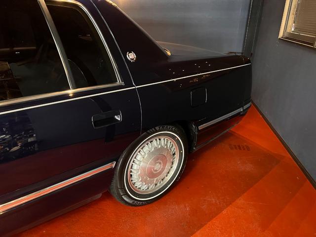 キャデラックコンコース ベースグレード　ディーラー車　ベンチシート　コラムシフト　純正ホイール　ＥＴＣ　パワーシート　ヘッドライトＮＥＷ　ホワイトリボンタイヤＮＥＷ　紺本革シート　パワーウインドモーター全ドア新品交換済（8枚目）