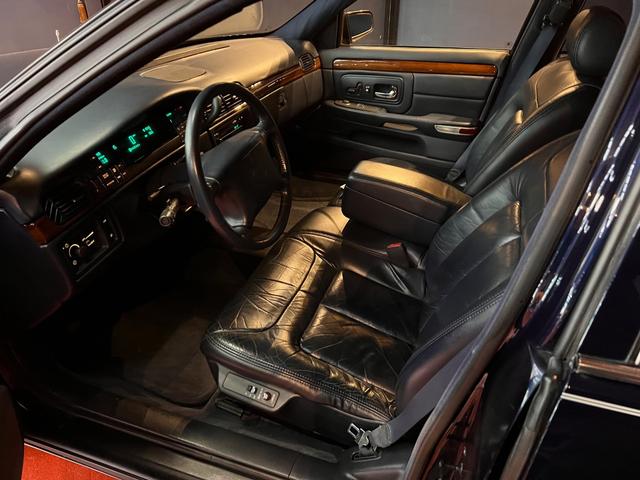 キャデラックコンコース ベースグレード　ディーラー車　ベンチシート　コラムシフト　純正ホイール　ＥＴＣ　パワーシート　ヘッドライトＮＥＷ　ホワイトリボンタイヤＮＥＷ　紺本革シート　パワーウインドモーター全ドア新品交換済（10枚目）