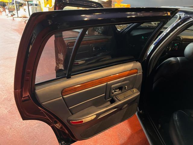 キャデラックコンコース ベースグレード　ディーラー車　ベンチシート　コラムシフト　純正ホイール　ＥＴＣ　パワーシート　ヘッドライトＮＥＷ　ホワイトリボンタイヤＮＥＷ　紺本革シート　パワーウインドモーター全ドア新品交換済（13枚目）
