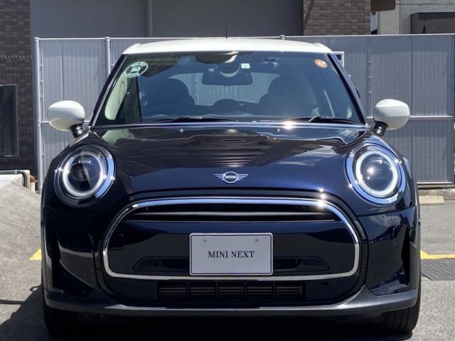 ＭＩＮＩ クーパー　プレミアムプラスパッケージクラシックトリム　アップルカープレイ・１６インチアルミホイール・ドラレコ・ワンオーナー・ＭＩＮＩ認定中古車（２年保証・走行距離無制限）（エニグマティック・ブラック）（2枚目）