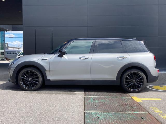 ＭＩＮＩ クーパーＤクラブマンプレミアム＋Ｐクラシック・トリム　Ａｐｐｌｅ　Ｃａｒ　Ｐｌａｙ・１７インチ黒アルミホイール・ＥＴＣ２．０・フロント席シートヒーター・ワンオーナー・ＭＩＮＩ認定中古車（２年保証・走行距離無制限）（メルティング・シルバー）（5枚目）