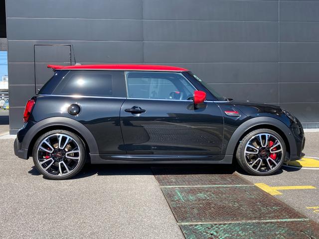 ＭＩＮＩ ＪＣＷ　プレミアムプラスパッケージ　ＪＣＷトリム　赤ルーフ・ボンネットストライプ・１８インチアルミホイール・ドラレコ・ワンオーナー・ＭＩＮＩ認定中古車（２年保証・走行距離無制限）（ミッドナイト・ブラック）（4枚目）