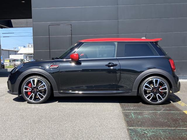 ＭＩＮＩ ＪＣＷ　プレミアムプラスパッケージ　ＪＣＷトリム　赤ルーフ・ボンネットストライプ・１８インチアルミホイール・ドラレコ・ワンオーナー・ＭＩＮＩ認定中古車（２年保証・走行距離無制限）（ミッドナイト・ブラック）（5枚目）