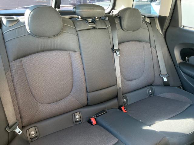 ＭＩＮＩ クーパーＤ　クラブマン　ＰＥＰＰＥＲパッケージ・デジタルパッケージ・シルバールーフ・ドラレコ・ＡＣＣ・１７インチ黒アルミ・ワンオーナー・ＭＩＮＩ認定中古車（２年保証・走行距離無制限）（エニグマティック・ブラック）（13枚目）