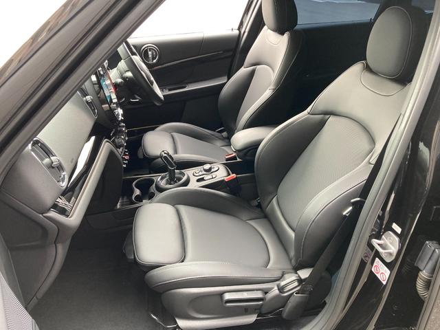 ＭＩＮＩ クーパーＤ　クロスオーバー・シャドー・エディション　ＨＤＤナビ＋アップルカープレイ・１８インチ黒アルミホイール・ＡＣＣ・ワンオーナー・ＭＩＮＩ認定中古車（２年保証・走行距離無制限）（ミッドナイト・ブラック）（12枚目）