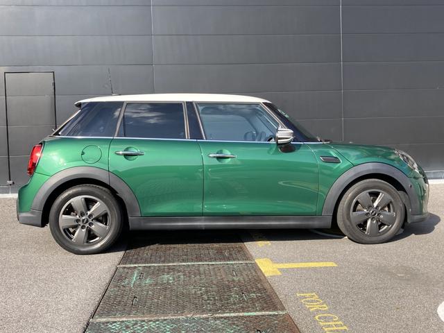 ＭＩＮＩ クーパー　クラシック・トリム　アップルカープレイ・ドラレコ・ワンオーナー・ＭＩＮＩ認定中古車（２年保証・走行距離無制限）（ブリティッシュ・レーシング・グリーン）（4枚目）