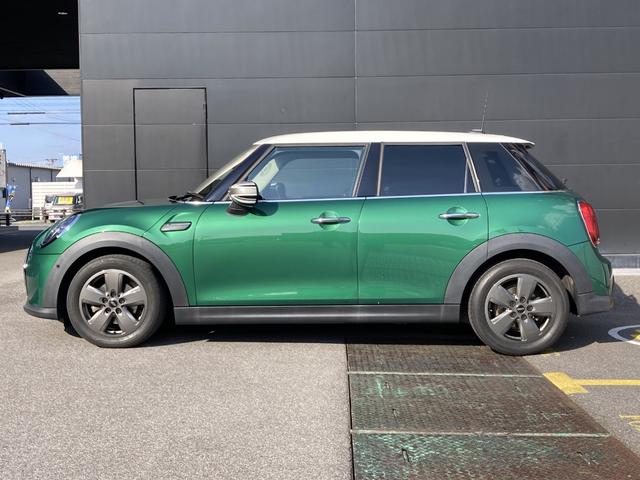 ＭＩＮＩ クーパー　クラシック・トリム　アップルカープレイ・ドラレコ・ワンオーナー・ＭＩＮＩ認定中古車（２年保証・走行距離無制限）（ブリティッシュ・レーシング・グリーン）（5枚目）