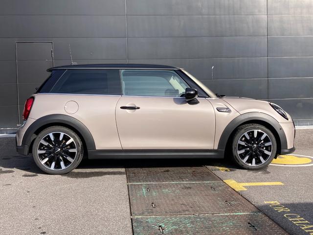 ＭＩＮＩ クーパーＤ　カムデン・エディション　ＡＣＣ・カープレイ・１７インチアルミホイール・ＭＩＮＩ認定中古車（２年保証・走行距離無制限）（ルーフトップ・グレー）（4枚目）