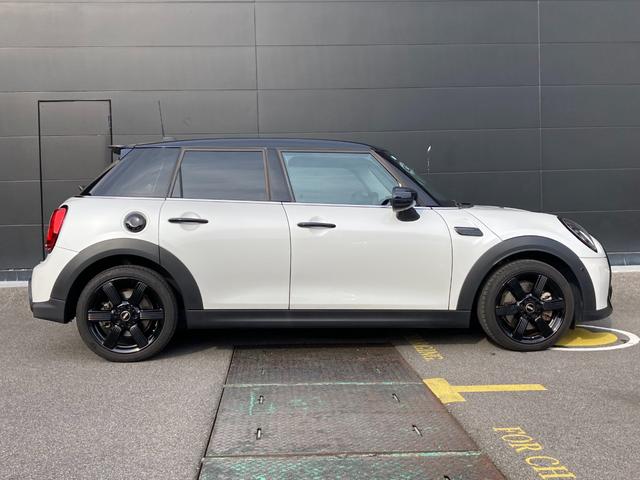 ＭＩＮＩ クーパーＳプレミアムプラスパッケージクラシックトリム　ＡＣＣ・ＨＤＤナビ・ワンオーナー・ＭＩＮＩ認定中古車（２年保証・走行距離無制限）（ナノク・ホワイト）（4枚目）