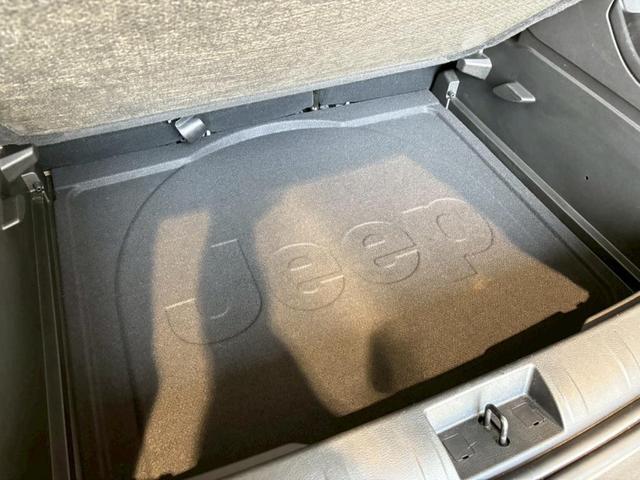 ジープ・レネゲード リミテッド　認定中古車保証　純正ナビ　ＥＴＣ２．０　バックカメラ　ＬＥＤヘッドライト　ＬＥＤフロントフォグ　オートヘッドライト　リアフォグ　レザーシート　シートヒーター　ステアリングヒーター（29枚目）