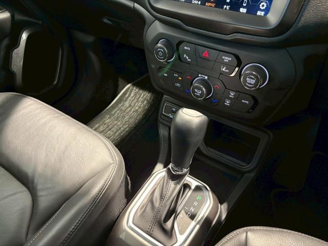 ジープ・レネゲード リミテッド　認定中古車保証　純正ナビ　ＥＴＣ２．０　バックカメラ　ＬＥＤヘッドライト　ＬＥＤフロントフォグ　オートヘッドライト　リアフォグ　レザーシート　シートヒーター　ステアリングヒーター（32枚目）