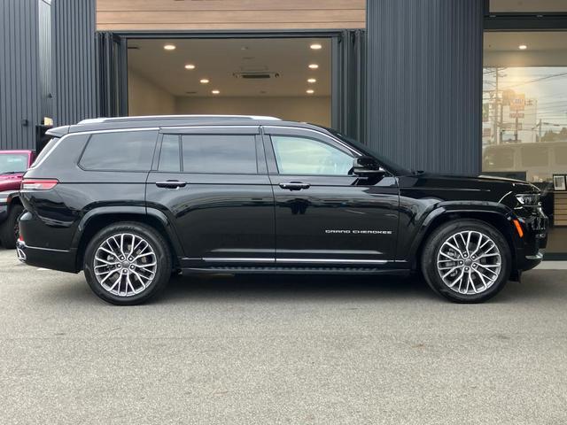 ジープ・グランドチェロキーＬ サミット　リザーブ　新車保証継承　ＬＥＤヘッドランプ　フロントフォグ　リアフォグ　オートヘッドライト　純正ナビ　ＥＴＣ２．０　レザーシート　シートヒーター　ハンドルヒーター　３列シート　純正アルミホイール（4枚目）
