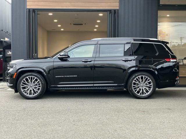 ジープ・グランドチェロキーＬ サミット　リザーブ　新車保証継承　ＬＥＤヘッドランプ　フロントフォグ　リアフォグ　オートヘッドライト　純正ナビ　ＥＴＣ２．０　レザーシート　シートヒーター　ハンドルヒーター　３列シート　純正アルミホイール（7枚目）