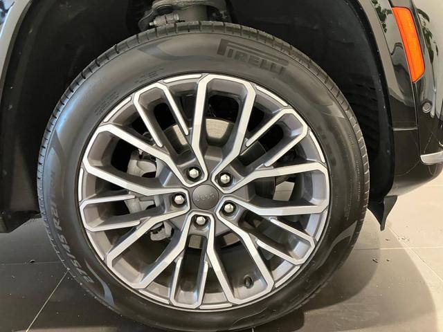 ジープ・グランドチェロキーＬ サミット　リザーブ　新車保証継承　ＬＥＤヘッドランプ　フロントフォグ　リアフォグ　オートヘッドライト　純正ナビ　ＥＴＣ２．０　レザーシート　シートヒーター　ハンドルヒーター　３列シート　純正アルミホイール（8枚目）