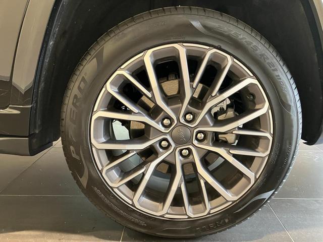 ジープ・グランドチェロキーＬ サミット　リザーブ　新車保証継承　ＬＥＤヘッドランプ　フロントフォグ　リアフォグ　オートヘッドライト　純正ナビ　ＥＴＣ２．０　レザーシート　シートヒーター　ハンドルヒーター　３列シート　純正アルミホイール（10枚目）