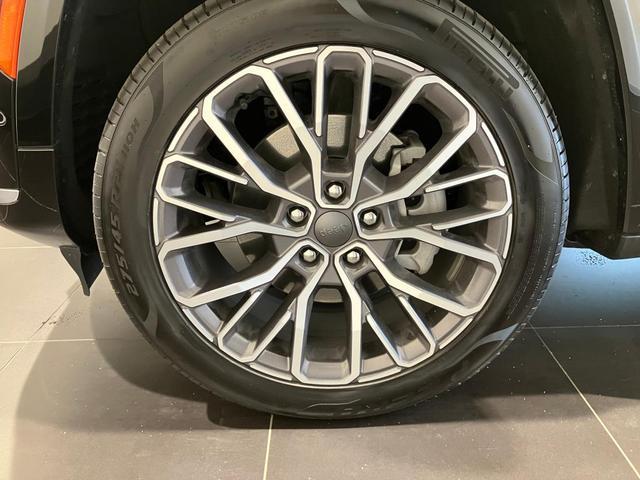 ジープ・グランドチェロキーＬ サミット　リザーブ　新車保証継承　ＬＥＤヘッドランプ　フロントフォグ　リアフォグ　オートヘッドライト　純正ナビ　ＥＴＣ２．０　レザーシート　シートヒーター　ハンドルヒーター　３列シート　純正アルミホイール（11枚目）