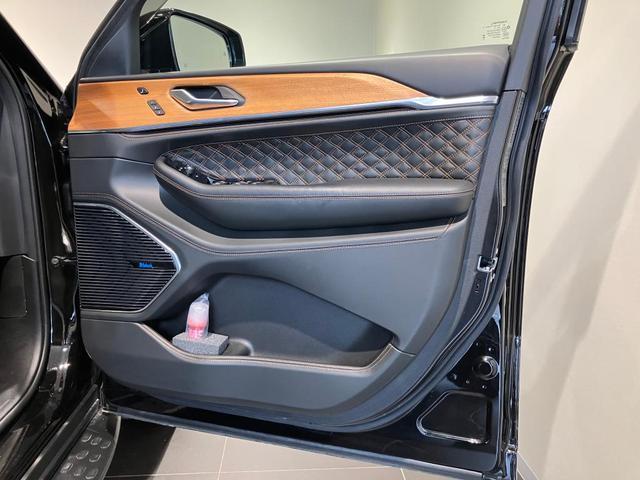ジープ・グランドチェロキーＬ サミット　リザーブ　新車保証継承　ＬＥＤヘッドランプ　フロントフォグ　リアフォグ　オートヘッドライト　純正ナビ　ＥＴＣ２．０　レザーシート　シートヒーター　ハンドルヒーター　３列シート　純正アルミホイール（15枚目）