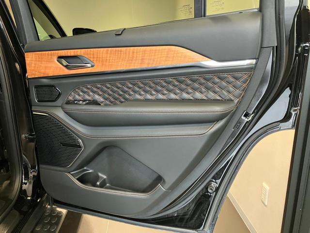 ジープ・グランドチェロキーＬ サミット　リザーブ　新車保証継承　ＬＥＤヘッドランプ　フロントフォグ　リアフォグ　オートヘッドライト　純正ナビ　ＥＴＣ２．０　レザーシート　シートヒーター　ハンドルヒーター　３列シート　純正アルミホイール（18枚目）