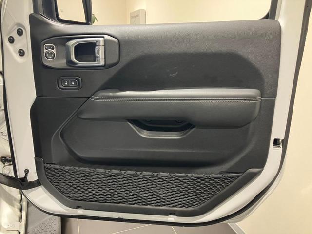 ジープ・ラングラーアンリミテッド サハラ 認知中古車保証 純正ナビ ETC2.0 バックカメラ LEDヘッドライト オートヘッドライト レザーシート シートヒーター ステアリングヒーター ターボエンジン フロントフォグ リアフォグ(17枚目)