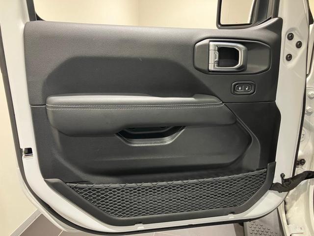 ジープ・ラングラーアンリミテッド サハラ 認知中古車保証 純正ナビ ETC2.0 バックカメラ LEDヘッドライト オートヘッドライト レザーシート シートヒーター ステアリングヒーター ターボエンジン フロントフォグ リアフォグ(23枚目)