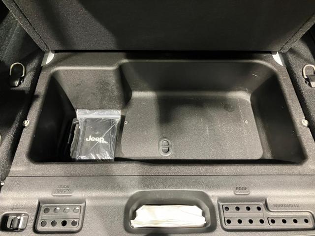 ジープ・ラングラーアンリミテッド サハラ 認知中古車保証 純正ナビ ETC2.0 バックカメラ LEDヘッドライト オートヘッドライト レザーシート シートヒーター ステアリングヒーター ターボエンジン フロントフォグ リアフォグ(29枚目)