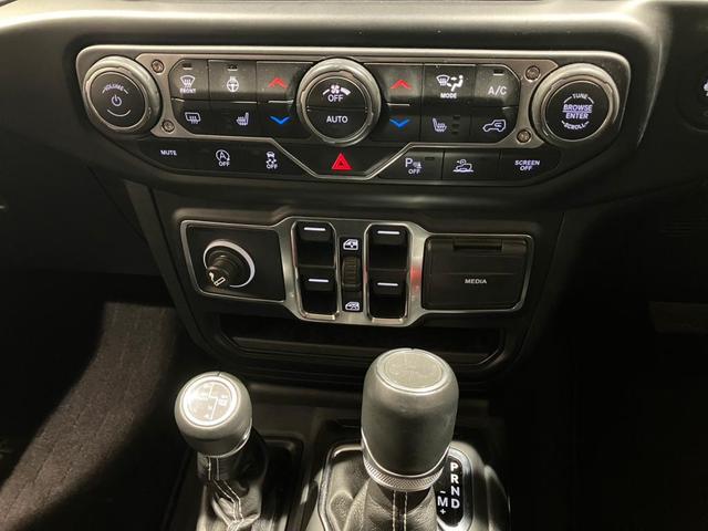 ジープ・ラングラーアンリミテッド サハラ 認知中古車保証 純正ナビ ETC2.0 バックカメラ LEDヘッドライト オートヘッドライト レザーシート シートヒーター ステアリングヒーター ターボエンジン フロントフォグ リアフォグ(32枚目)