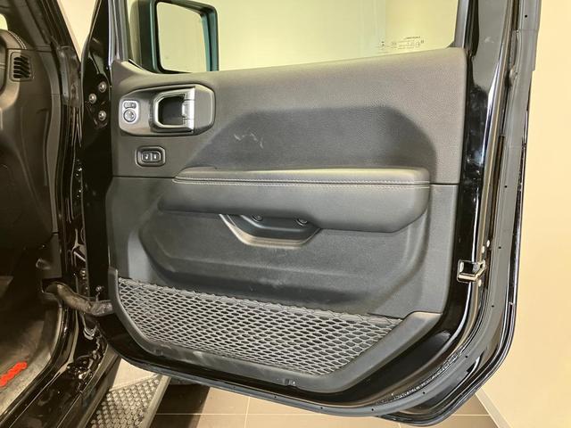 ジープ・ラングラーアンリミテッド サハラ　認定中古車保証　整備付　純正ナビゲーションシステム　Ａｐｐｌｅ　Ｃａｒｐｌａｙ　レザーシート　シートヒーター　ステアリングヒーター　フロントカメラ　サイドカメラ　バックカメラ　ＥＴＣ２．０（17枚目）