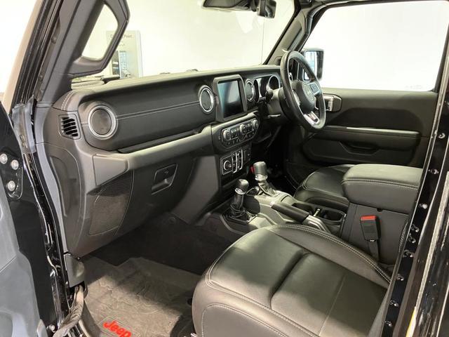 ジープ・ラングラーアンリミテッド サハラ　認定中古車保証　整備付　純正ナビゲーションシステム　Ａｐｐｌｅ　Ｃａｒｐｌａｙ　レザーシート　シートヒーター　ステアリングヒーター　フロントカメラ　サイドカメラ　バックカメラ　ＥＴＣ２．０（21枚目）