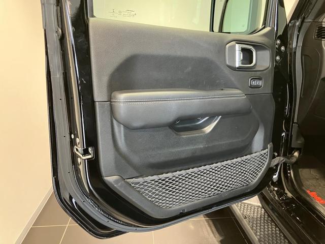 ジープ・ラングラーアンリミテッド サハラ　認定中古車保証　整備付　純正ナビゲーションシステム　Ａｐｐｌｅ　Ｃａｒｐｌａｙ　レザーシート　シートヒーター　ステアリングヒーター　フロントカメラ　サイドカメラ　バックカメラ　ＥＴＣ２．０（23枚目）