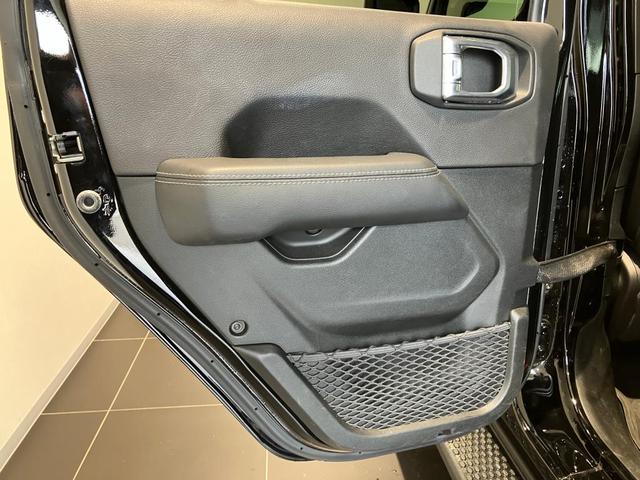 ジープ・ラングラーアンリミテッド サハラ　認定中古車保証　整備付　純正ナビゲーションシステム　Ａｐｐｌｅ　Ｃａｒｐｌａｙ　レザーシート　シートヒーター　ステアリングヒーター　フロントカメラ　サイドカメラ　バックカメラ　ＥＴＣ２．０（26枚目）