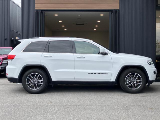 ジープ・グランドチェロキー リミテッド　認定中古車保証　４ＷＤ　レザーシート　シートヒーター　ハンドルヒーター　純正ナビ　ＥＴＣ２．０　バックカメラ　パワーリフトゲート　アダプティブクルーズコントロール　レーンキープアシスト（7枚目）
