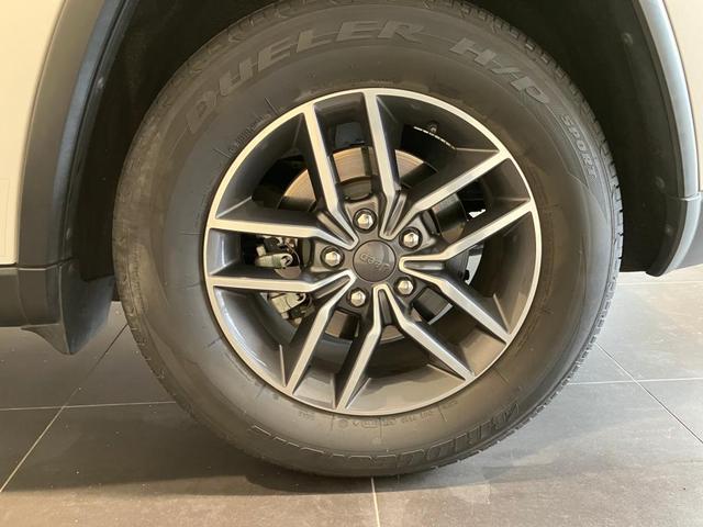 ジープ・グランドチェロキー リミテッド　認定中古車保証　４ＷＤ　レザーシート　シートヒーター　ハンドルヒーター　純正ナビ　ＥＴＣ２．０　バックカメラ　パワーリフトゲート　アダプティブクルーズコントロール　レーンキープアシスト（12枚目）