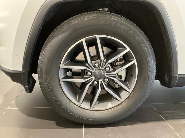 ジープ・グランドチェロキー リミテッド　認定中古車保証　４ＷＤ　レザーシート　シートヒーター　ハンドルヒーター　純正ナビ　ＥＴＣ２．０　バックカメラ　パワーリフトゲート　アダプティブクルーズコントロール　レーンキープアシスト（13枚目）