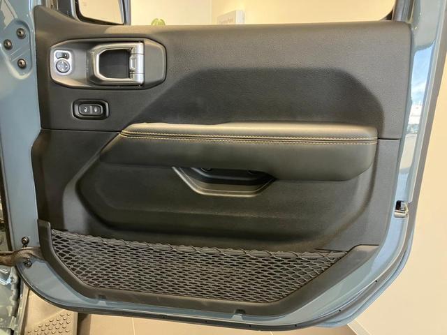 ジープ・ラングラーアンリミテッド サハラ ローンチエディション 認定中古車保証 4WD LEDヘッドライト フロントフォグ 純正ナビ ETC2.0 バックカメラ フロントカメラ レザーシート シートヒーター ステアリングヒーター オートエアコン ターボエンジン(17枚目)