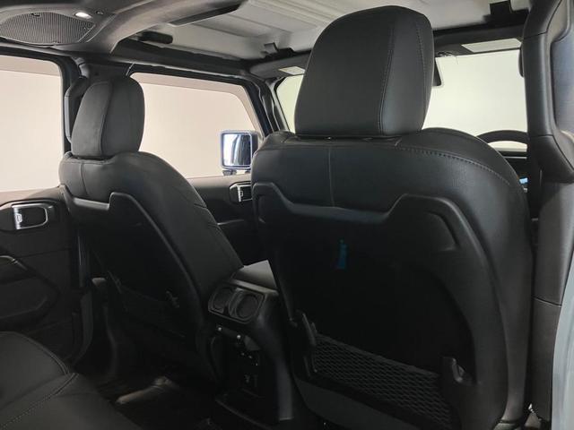 ジープ・ラングラーアンリミテッド サハラ ローンチエディション 認定中古車保証 4WD LEDヘッドライト フロントフォグ 純正ナビ ETC2.0 バックカメラ フロントカメラ レザーシート シートヒーター ステアリングヒーター オートエアコン ターボエンジン(18枚目)