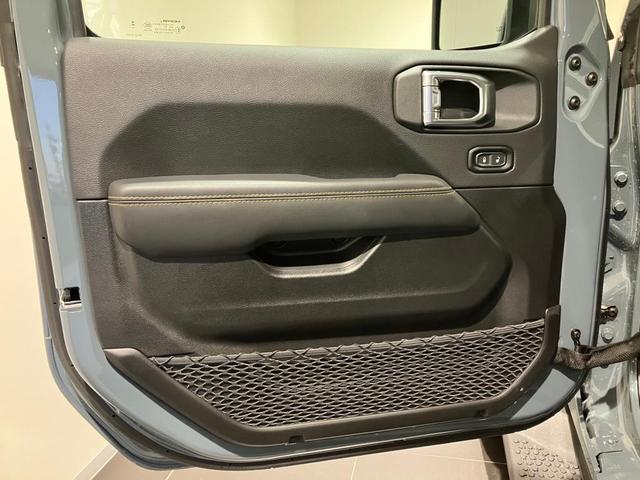 ジープ・ラングラーアンリミテッド サハラ ローンチエディション 認定中古車保証 4WD LEDヘッドライト フロントフォグ 純正ナビ ETC2.0 バックカメラ フロントカメラ レザーシート シートヒーター ステアリングヒーター オートエアコン ターボエンジン(23枚目)