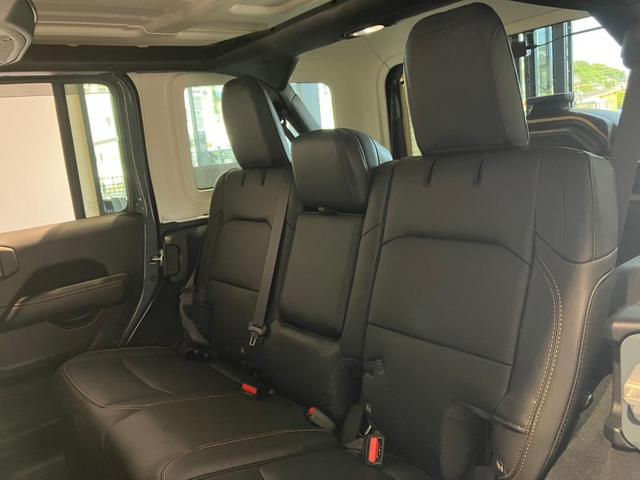 ジープ・ラングラーアンリミテッド サハラ ローンチエディション 認定中古車保証 4WD LEDヘッドライト フロントフォグ 純正ナビ ETC2.0 バックカメラ フロントカメラ レザーシート シートヒーター ステアリングヒーター オートエアコン ターボエンジン(25枚目)