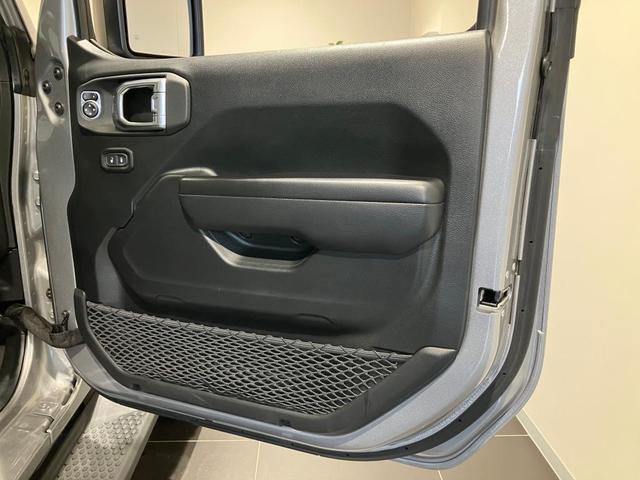 ジープ・ラングラーアンリミテッド フリーダムエディション 認定中古車保証 4WD ターボエンジン ファブリックシート バックカメラ サイドカメラ フロントカメラ ETC 純正アルミホイール オートエアコン アダプティブクルーズコントロール アップルカープレイ(17枚目)