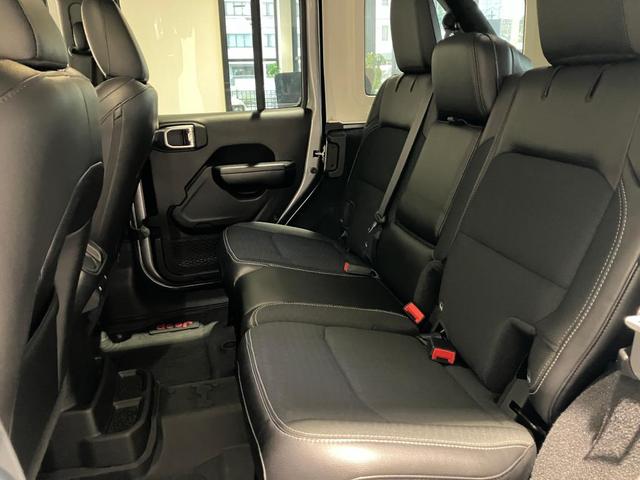 ジープ・ラングラーアンリミテッド フリーダムエディション 認定中古車保証 4WD ターボエンジン ファブリックシート バックカメラ サイドカメラ フロントカメラ ETC 純正アルミホイール オートエアコン アダプティブクルーズコントロール アップルカープレイ(25枚目)